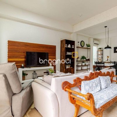Casa com 300m², 5 quartos (sendo 4 suítes), 2 garagens, no bairro Canasvieiras em Florianópolis