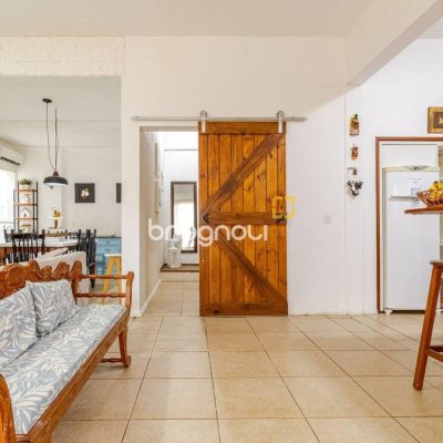 Casa com 300m², 5 quartos (sendo 4 suítes), 2 garagens, no bairro Canasvieiras em Florianópolis