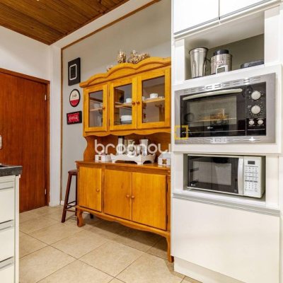 Casa com 300m², 5 quartos (sendo 4 suítes), 2 garagens, no bairro Canasvieiras em Florianópolis