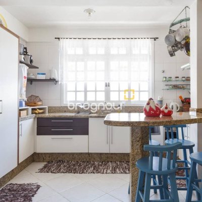 Casa com 300m², 5 quartos (sendo 4 suítes), 2 garagens, no bairro Canasvieiras em Florianópolis