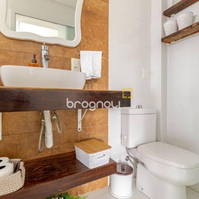 Casa com 300m², 5 quartos (sendo 4 suítes), 2 garagens, no bairro Canasvieiras em Florianópolis