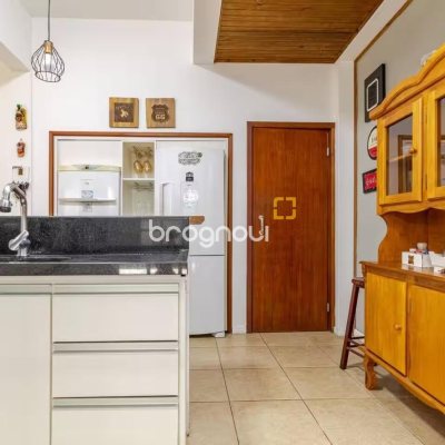 Casa com 300m², 5 quartos (sendo 4 suítes), 2 garagens, no bairro Canasvieiras em Florianópolis