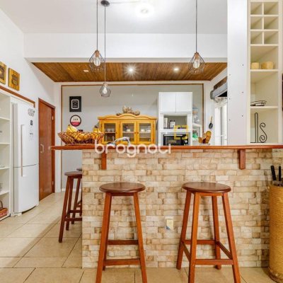 Casa com 300m², 5 quartos (sendo 4 suítes), 2 garagens, no bairro Canasvieiras em Florianópolis