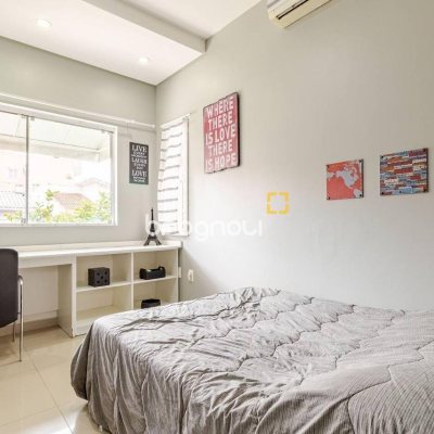 Casa com 300m², 5 quartos (sendo 4 suítes), 2 garagens, no bairro Canasvieiras em Florianópolis