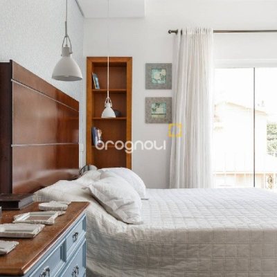 Casa com 300m², 5 quartos (sendo 4 suítes), 2 garagens, no bairro Canasvieiras em Florianópolis