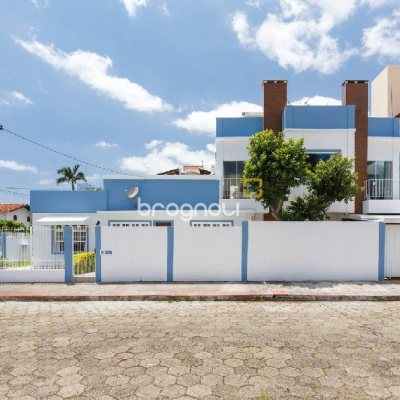 Casa com 300m², 5 quartos (sendo 4 suítes), 2 garagens, no bairro Canasvieiras em Florianópolis