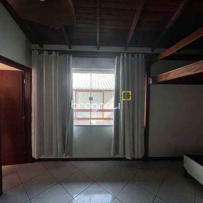 Casa com 262m², 4 quartos, 2 garagens, no bairro Campeche em Florianópolis