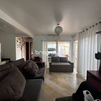 Casa com 262m², 4 quartos, 2 garagens, no bairro Campeche em Florianópolis