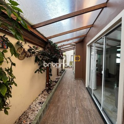 Casa com 262m², 4 quartos, 2 garagens, no bairro Campeche em Florianópolis