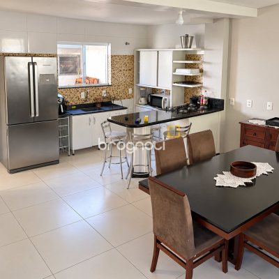 Casa Comercial com 187m², 5 quartos (sendo 1 suíte), 4 garagens, no bairro Campeche em Florianópolis