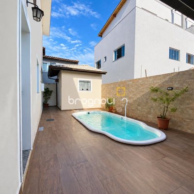 Casa Comercial com 187m², 5 quartos (sendo 1 suíte), 4 garagens, no bairro Campeche em Florianópolis