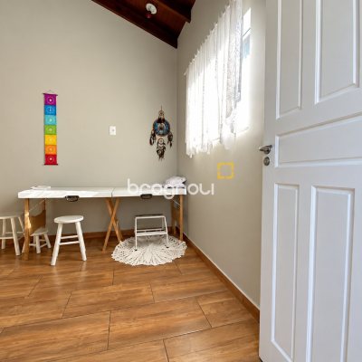 Casa Comercial com 187m², 5 quartos (sendo 1 suíte), 4 garagens, no bairro Campeche em Florianópolis
