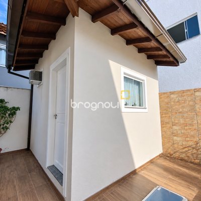 Casa Comercial com 187m², 5 quartos (sendo 1 suíte), 4 garagens, no bairro Campeche em Florianópolis