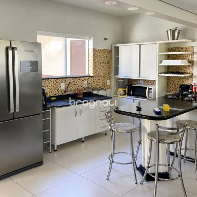 Casa Comercial com 187m², 5 quartos (sendo 1 suíte), 4 garagens, no bairro Campeche em Florianópolis