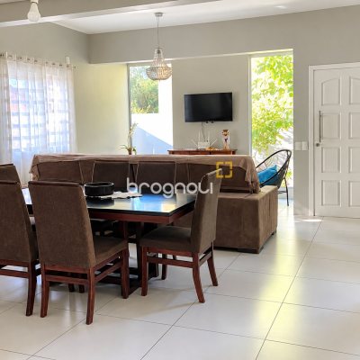 Casa Comercial com 187m², 5 quartos (sendo 1 suíte), 4 garagens, no bairro Campeche em Florianópolis
