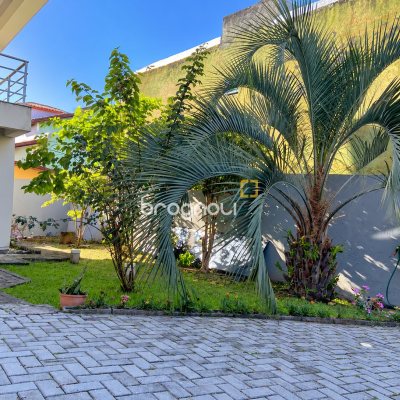 Casa Comercial com 187m², 5 quartos (sendo 1 suíte), 4 garagens, no bairro Campeche em Florianópolis