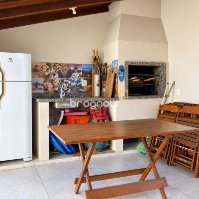 Casa Comercial com 187m², 5 quartos (sendo 1 suíte), 4 garagens, no bairro Campeche em Florianópolis