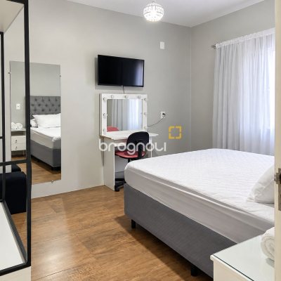 Casa Comercial com 187m², 5 quartos (sendo 1 suíte), 4 garagens, no bairro Campeche em Florianópolis