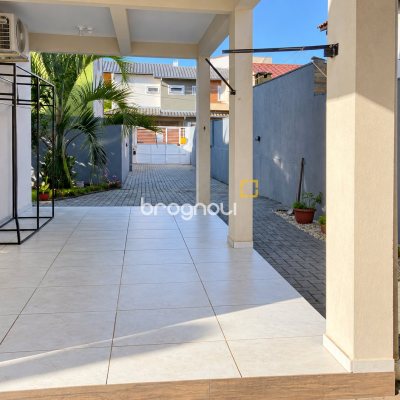 Casa Comercial com 187m², 5 quartos (sendo 1 suíte), 4 garagens, no bairro Campeche em Florianópolis