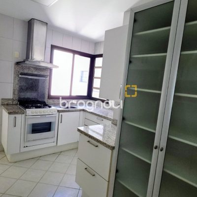 Apartamento com 170m², 4 quartos (sendo 2 suítes), 2 garagens, no bairro Centro em Florianópolis