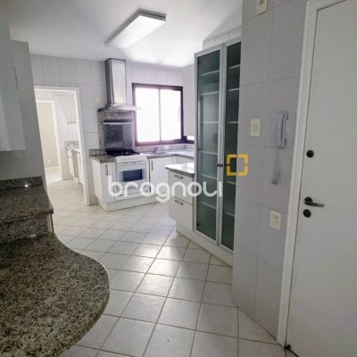 Apartamento com 170m², 4 quartos (sendo 2 suítes), 2 garagens, no bairro Centro em Florianópolis