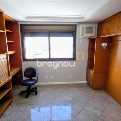Apartamento com 170m², 4 quartos (sendo 2 suítes), 2 garagens, no bairro Centro em Florianópolis