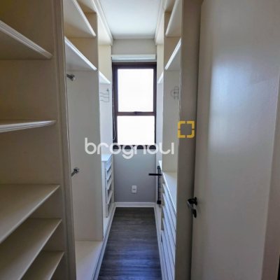 Apartamento com 170m², 4 quartos (sendo 2 suítes), 2 garagens, no bairro Centro em Florianópolis