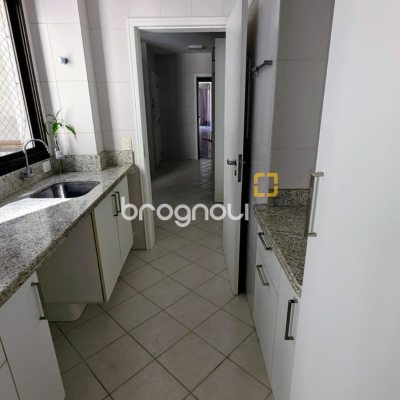 Apartamento com 170m², 4 quartos (sendo 2 suítes), 2 garagens, no bairro Centro em Florianópolis
