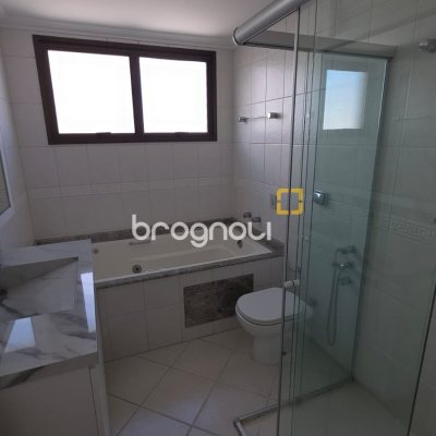 Apartamento com 170m², 4 quartos (sendo 2 suítes), 2 garagens, no bairro Centro em Florianópolis