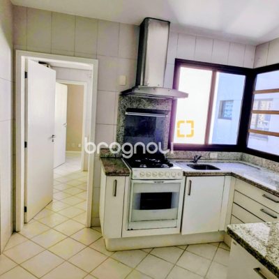 Apartamento com 170m², 4 quartos (sendo 2 suítes), 2 garagens, no bairro Centro em Florianópolis