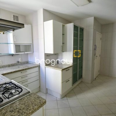 Apartamento com 170m², 4 quartos (sendo 2 suítes), 2 garagens, no bairro Centro em Florianópolis
