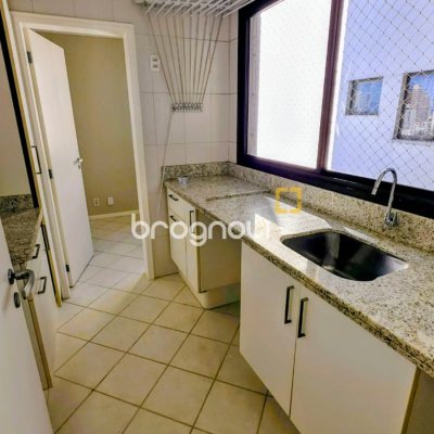 Apartamento com 170m², 4 quartos (sendo 2 suítes), 2 garagens, no bairro Centro em Florianópolis
