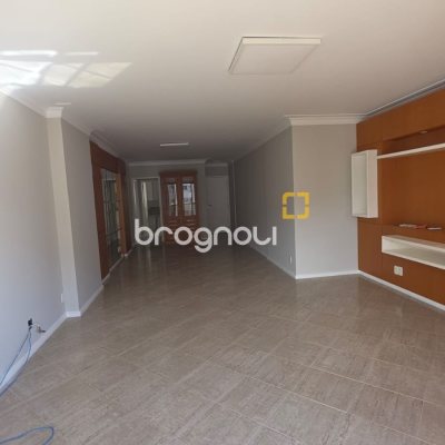Apartamento com 170m², 4 quartos (sendo 2 suítes), 2 garagens, no bairro Centro em Florianópolis
