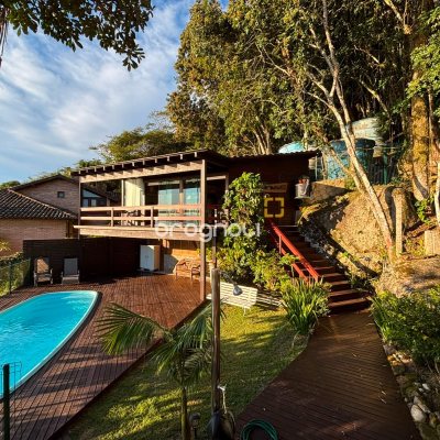 Casa com 458m², 4 quartos (sendo 1 suíte), 3 garagens, no bairro Ponta das Canas em Florianópolis