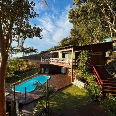 Casa com 458m², 4 quartos (sendo 1 suíte), 3 garagens, no bairro Ponta das Canas em Florianópolis