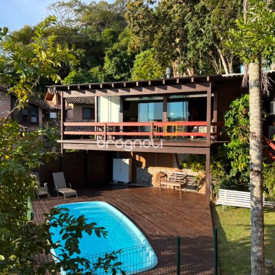 Casa com 458m², 4 quartos (sendo 1 suíte), 3 garagens, no bairro Ponta das Canas em Florianópolis