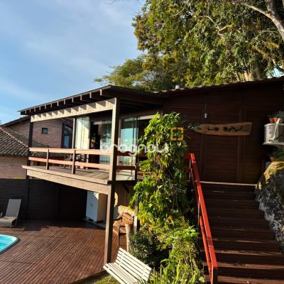 Casa com 458m², 4 quartos (sendo 1 suíte), 3 garagens, no bairro Ponta das Canas em Florianópolis
