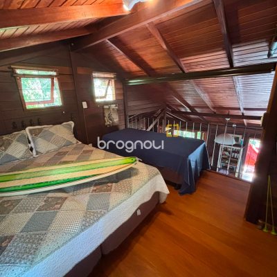 Casa com 458m², 4 quartos (sendo 1 suíte), 3 garagens, no bairro Ponta das Canas em Florianópolis