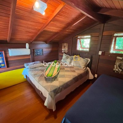 Casa com 458m², 4 quartos (sendo 1 suíte), 3 garagens, no bairro Ponta das Canas em Florianópolis