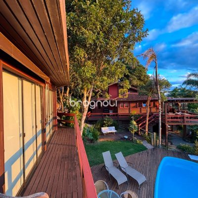 Casa com 458m², 4 quartos (sendo 1 suíte), 3 garagens, no bairro Ponta das Canas em Florianópolis