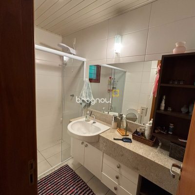 Casa com 458m², 4 quartos (sendo 1 suíte), 3 garagens, no bairro Ponta das Canas em Florianópolis