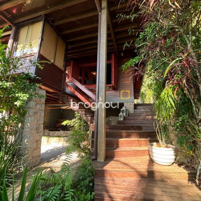 Casa com 458m², 4 quartos (sendo 1 suíte), 3 garagens, no bairro Ponta das Canas em Florianópolis