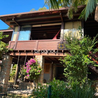 Casa com 458m², 4 quartos (sendo 1 suíte), 3 garagens, no bairro Ponta das Canas em Florianópolis