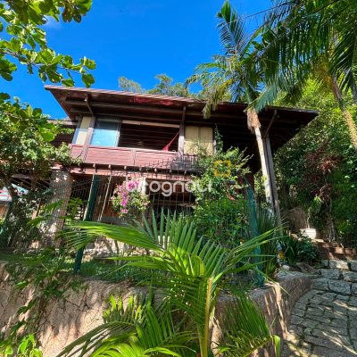 Casa com 458m², 4 quartos (sendo 1 suíte), 3 garagens, no bairro Ponta das Canas em Florianópolis
