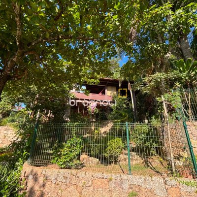 Casa com 458m², 4 quartos (sendo 1 suíte), 3 garagens, no bairro Ponta das Canas em Florianópolis