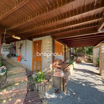 Casa com 458m², 4 quartos (sendo 1 suíte), 3 garagens, no bairro Ponta das Canas em Florianópolis