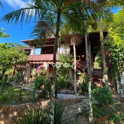 Casa com 458m², 4 quartos (sendo 1 suíte), 3 garagens, no bairro Ponta das Canas em Florianópolis