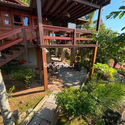 Casa com 458m², 4 quartos (sendo 1 suíte), 3 garagens, no bairro Ponta das Canas em Florianópolis