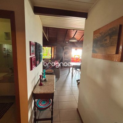 Casa com 458m², 4 quartos (sendo 1 suíte), 3 garagens, no bairro Ponta das Canas em Florianópolis