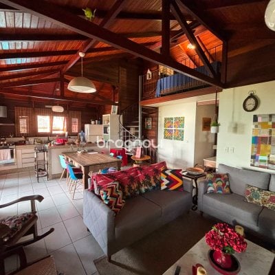 Casa com 458m², 4 quartos (sendo 1 suíte), 3 garagens, no bairro Ponta das Canas em Florianópolis